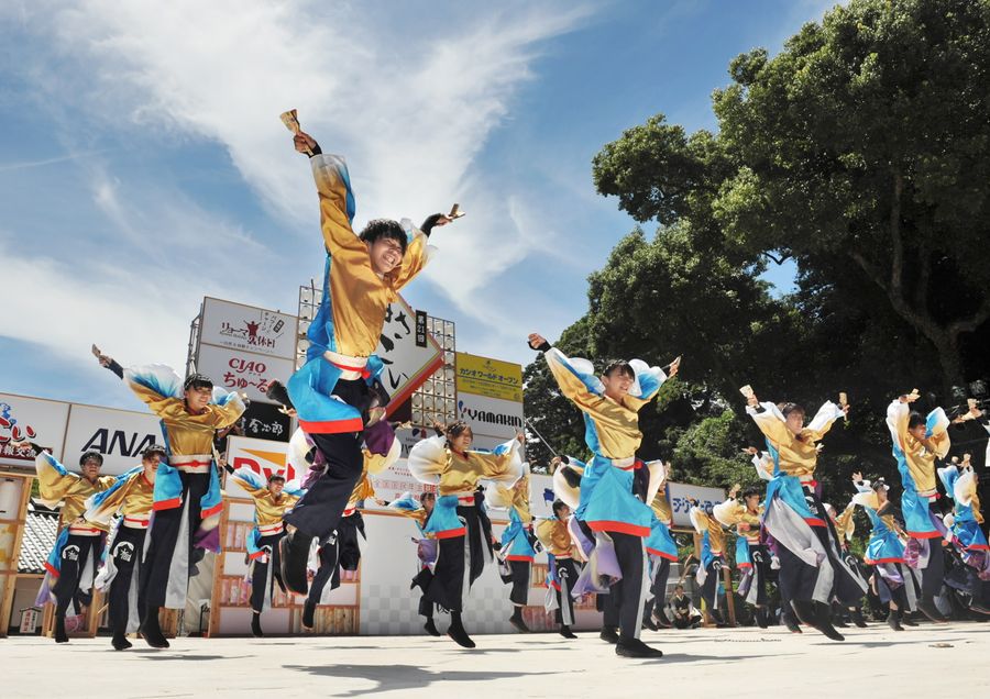 晴天の中、エネルギーあふれる踊りが披露された第１回土佐学生よさこい大会（２０１９年撮影）