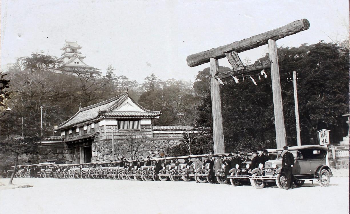 高知のお城下にフォード車の列 土佐の交通王 野村茂久馬の威光 企画展が奈半利町で開幕 高知新聞