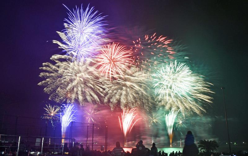 宿毛の夜空を花火が彩る 台風で延期の 市民祭宿毛まつり 高知新聞