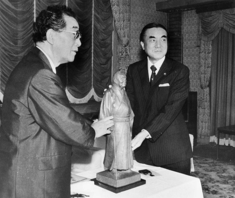 中曽根氏 中内知事と縁 吉田像 巡る逸話も 高知新聞