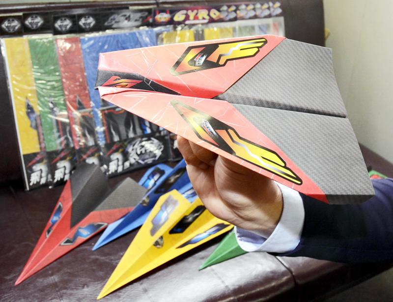 よく飛ぶ紙飛行機キット人気 専用紙 ハイタカ いの町の会社開発 高知新聞
