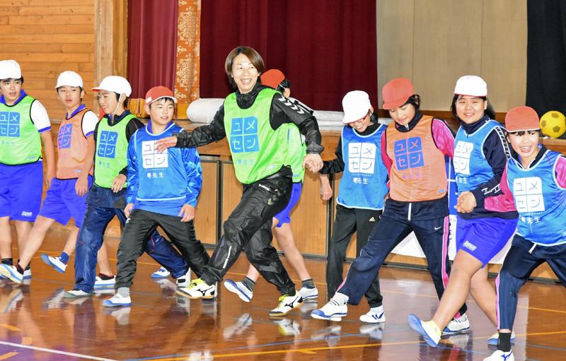 津野町にサッカー元なでしこ藤村智美さん 児童と交流 高知新聞