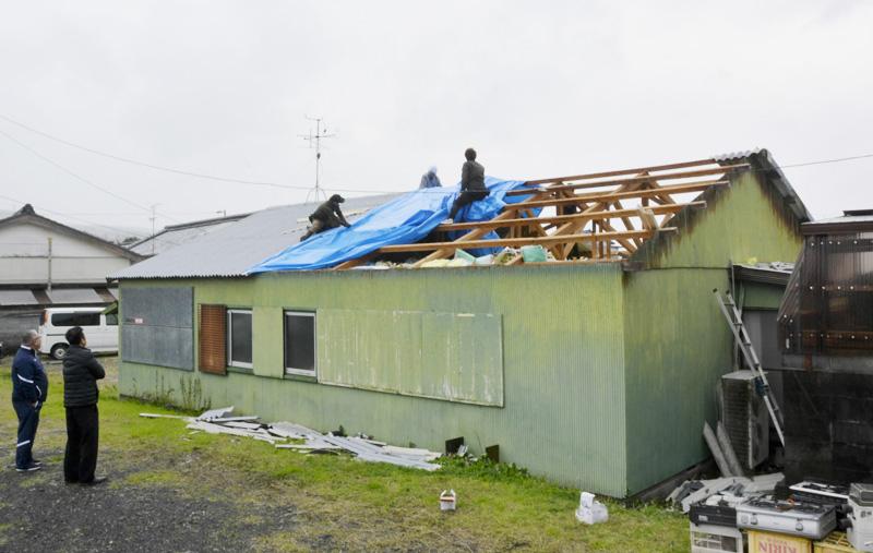 室戸で強風被害 倉庫の屋根飛ばされる 高知新聞