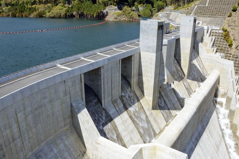 宿毛市の横瀬川ダム完成間近 夏運用へ 満タンから放水 高知新聞
