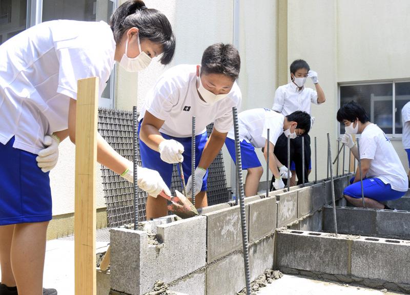 大方高にかまどベンチ 建設業者寄付 生徒も作業 黒潮町 高知新聞