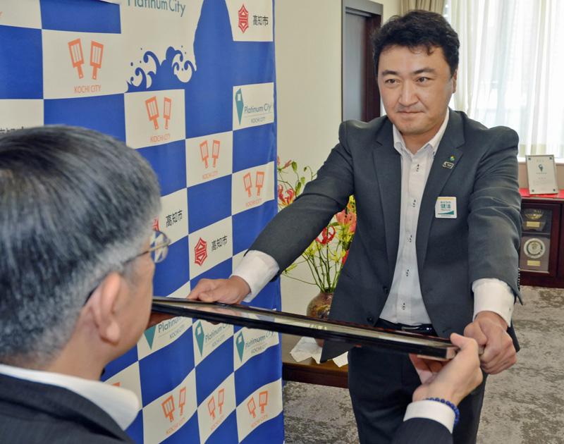 コロナ対策に３７６万円 県内８団体に寄付 明治安田生命  高知新聞