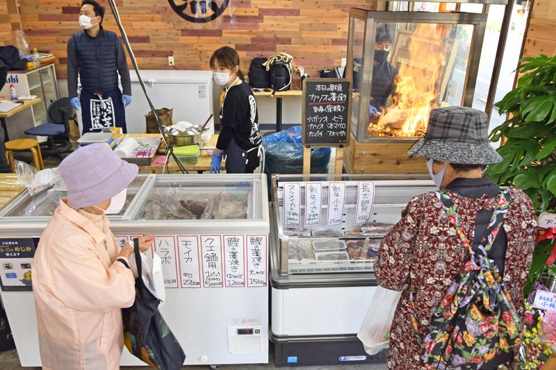 鮮魚販売 わら焼き体験 ワールド ワンが土佐清水に初出店 高知新聞