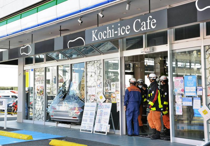 高知駅近くのカフェに車突入5人負傷 ペダル踏み間違えか 高知新聞 高知駅近くのカフェに車突入5人負傷 ペダル踏み間違えか 高知新聞