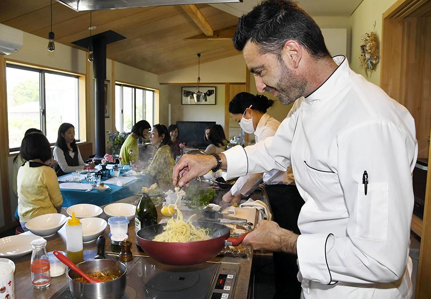 フランス人シェフ 個人のお宅へ出張します 高知市のジャーマンさん 料理で心つなぎたい 高知新聞 フランス人シェフ 個人のお宅へ出張します 高知市のジャーマンさん 料理で心つなぎたい 高知新聞