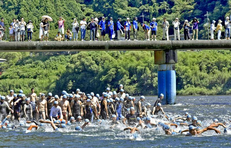 四万十川水泳マラソン 大会を終了 水流変化で安全確保困難 高知新聞