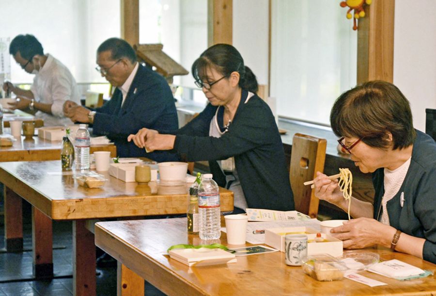 ユズ料理を試食する審査員(香美市物部町別府)