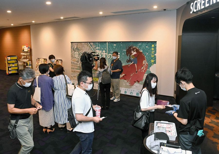 「竜とそばかすの姫」が上映スタート。初日から多くのファンが訪れた(高知市秦南町1丁目のTOHOシネマズ高知=佐藤邦昭撮影)