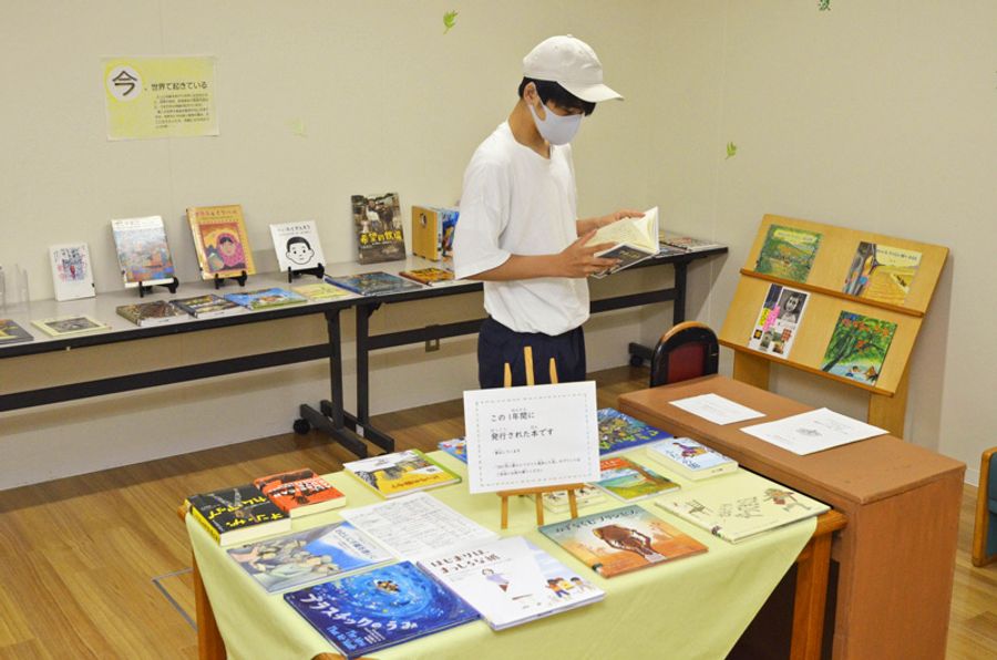 企画展「へいわごとじぶんごと」。本は借りることができる（写真はいずれも高知市の高知こどもの図書館）