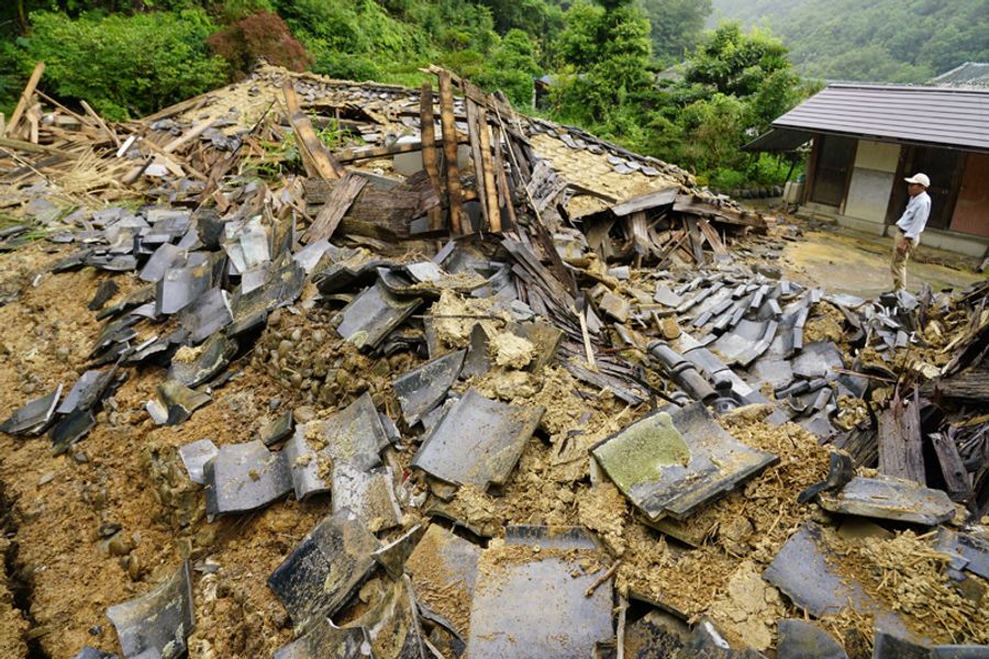 裏山の土砂崩れで倒壊した倉庫(18日午後3時50分ごろ、宿毛市山奈町山田)