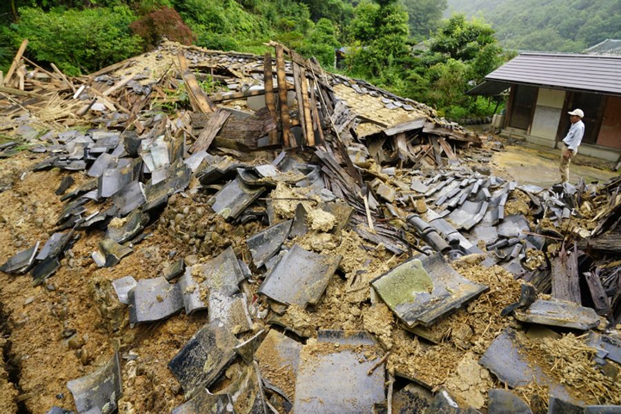 裏山の土砂崩れで倒壊した倉庫（１８日午後３時５０分ごろ、宿毛市山奈町山田）