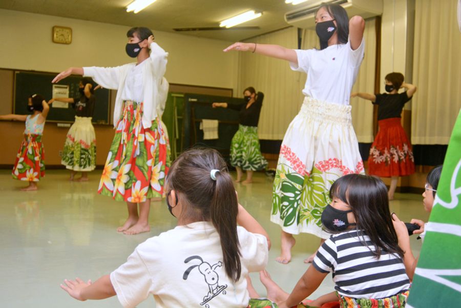フラジャスミンの練習風景。小さい子たちは踊りをまねしながら覚える(写真はいずれも高知市南河ノ瀬町の潮江市民会館)