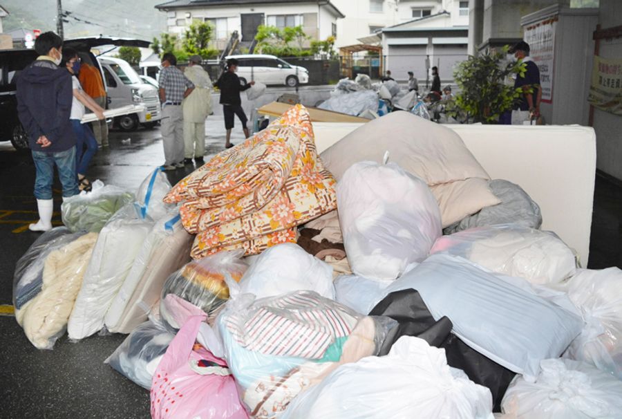 ごみ収集ステーションに捨てられた粗大ごみ。昨年度は大幅に増えた(高知市内)