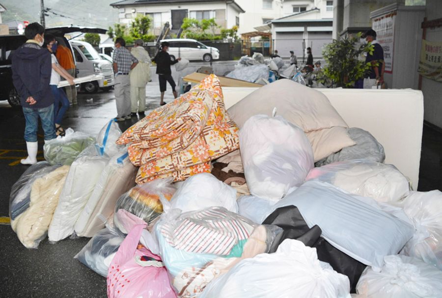 ごみ収集ステーションに捨てられた粗大ごみ。昨年度は大幅に増えた（高知市内）