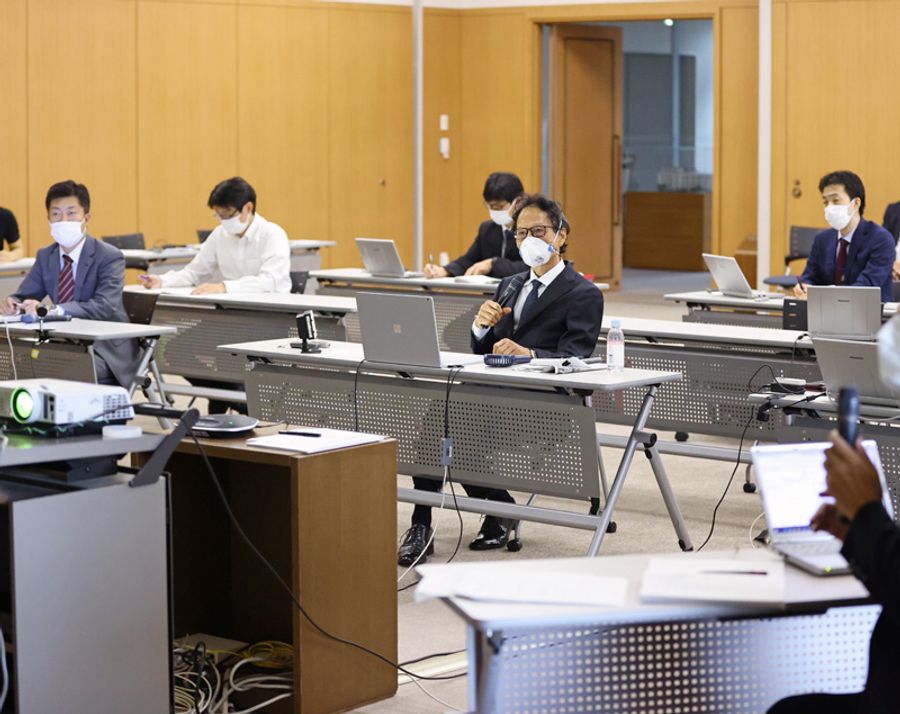 講師に姜尚中さん=中央=を招き、オンラインで開いた「第18回地方紙フォーラムin長野」(長野市の信濃毎日新聞長野本社)