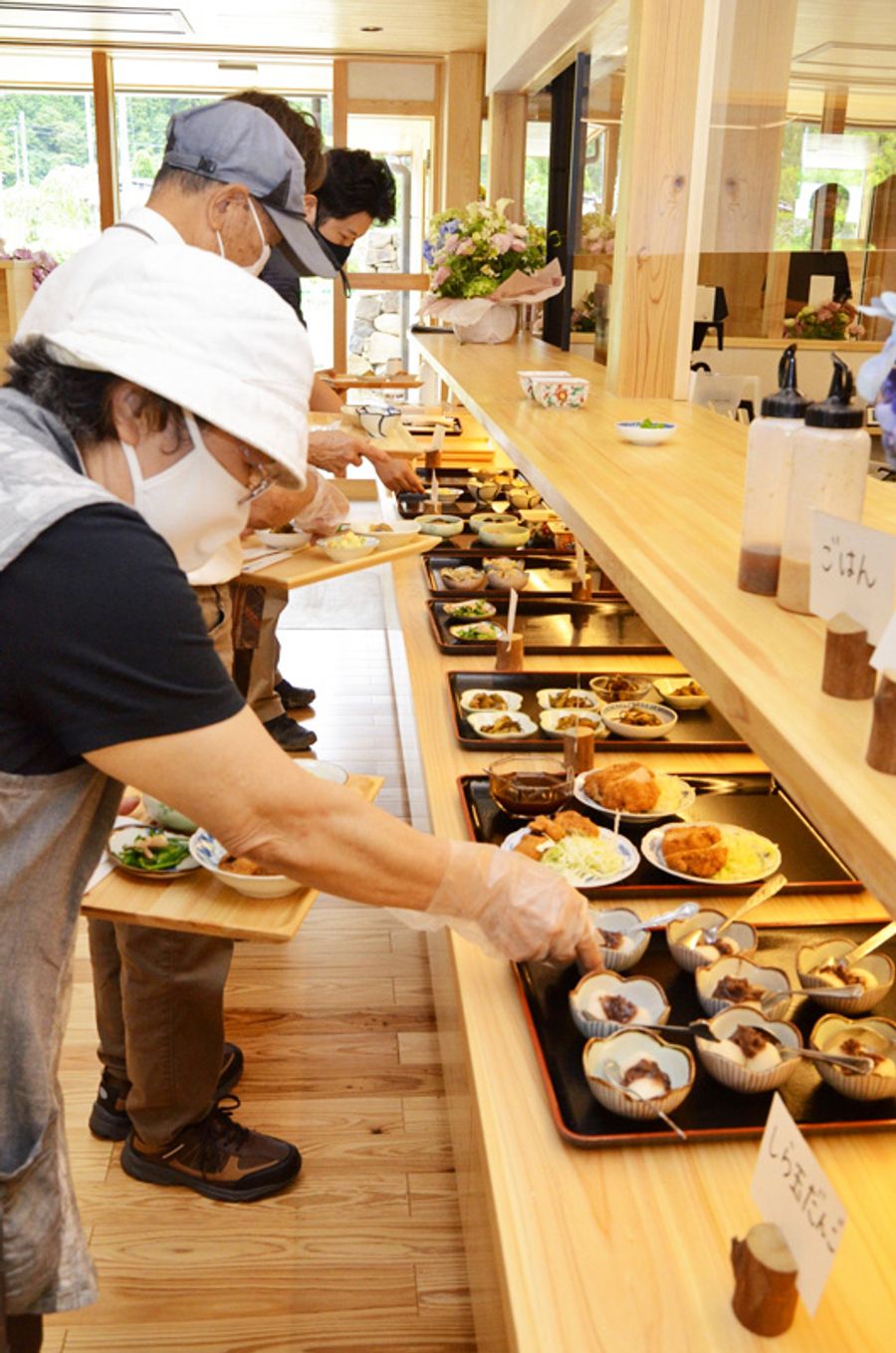 地元食材の手作りおかずが並んだランチビュッフェ(津野町の「遊山四万十 せいらんの里」)
