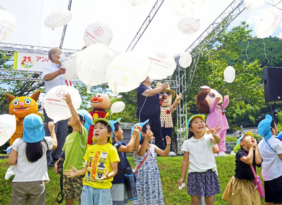 園児たちがバルーンを飛ばし、アンパンマンミュージアムの開館２５周年を祝った記念式典（香美市香北町美良布）