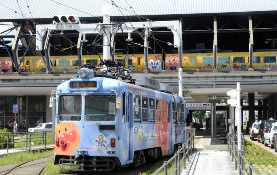 アンパンマンからアンパンマンへ乗り換えできます 高知駅でｊｒと路面電車接続 ７ ２２から 高知新聞