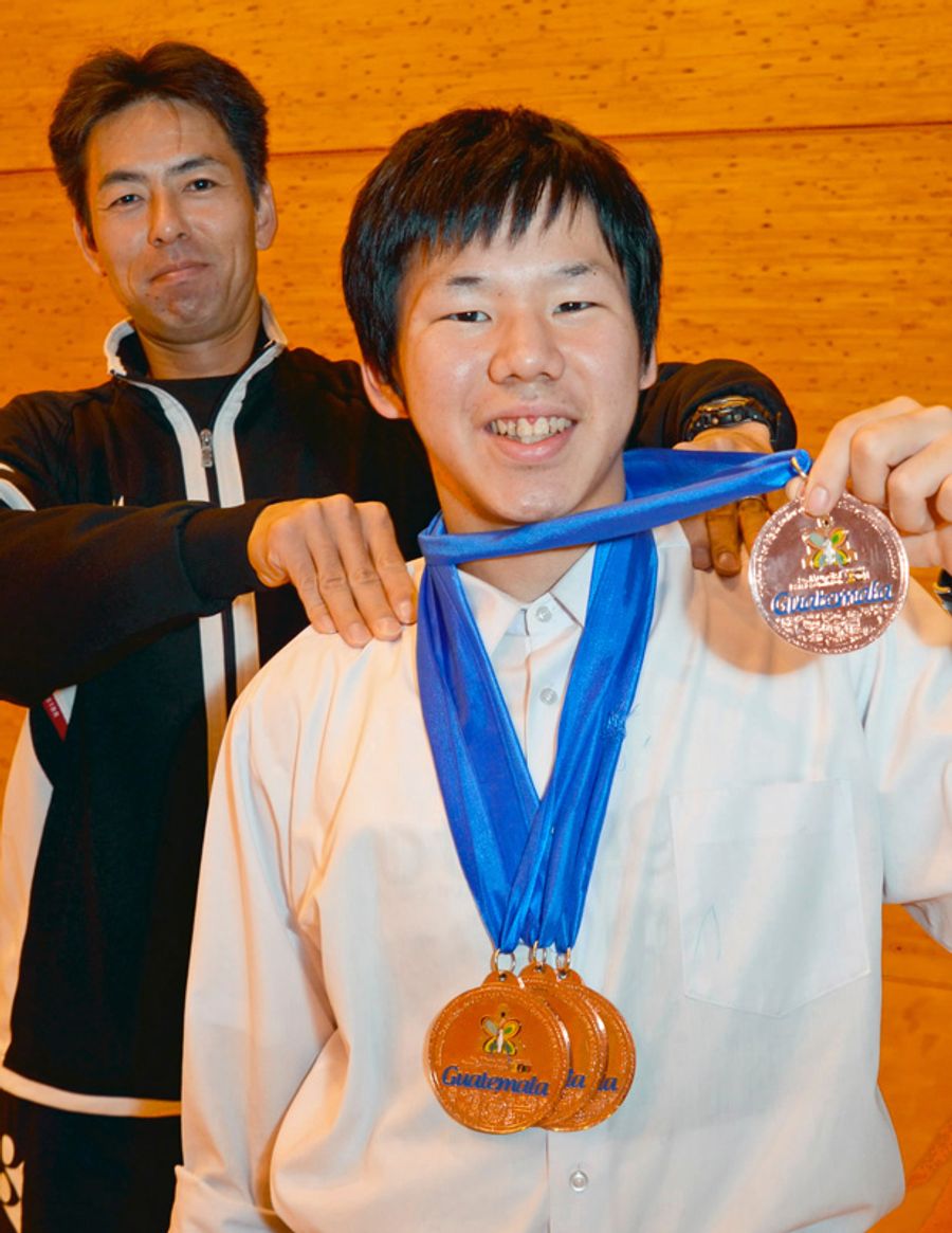 藤原 さらに我慢強く 高校恩師が成長を実感 東京パラ バドミントン単４位 高知新聞