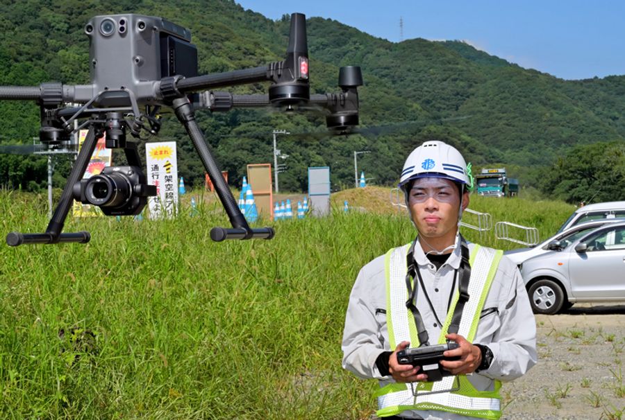 現場の写真撮影や測量ではドローンを駆使する山本翔太さん（いの町加田）