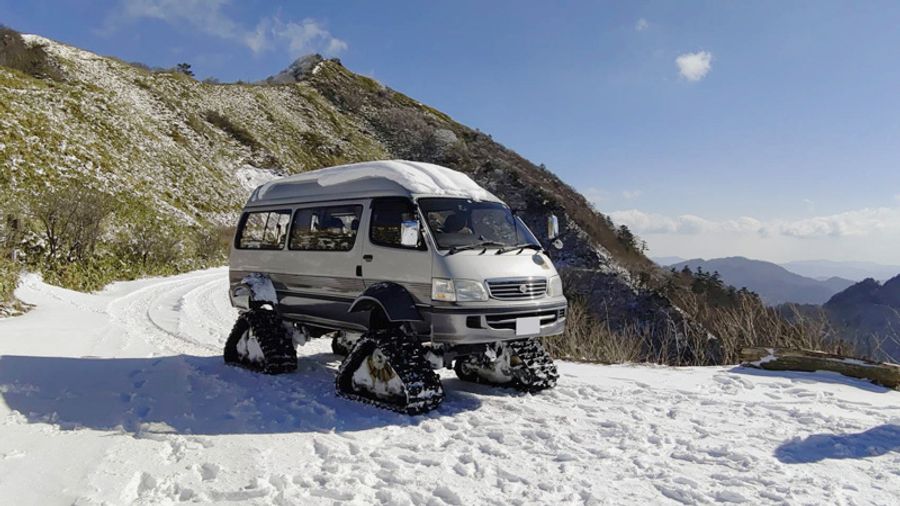 冬山観光での活用を模索し試験的に走らせた雪上車（１月、いの町寺川＝町提供、画像を一部加工しています）