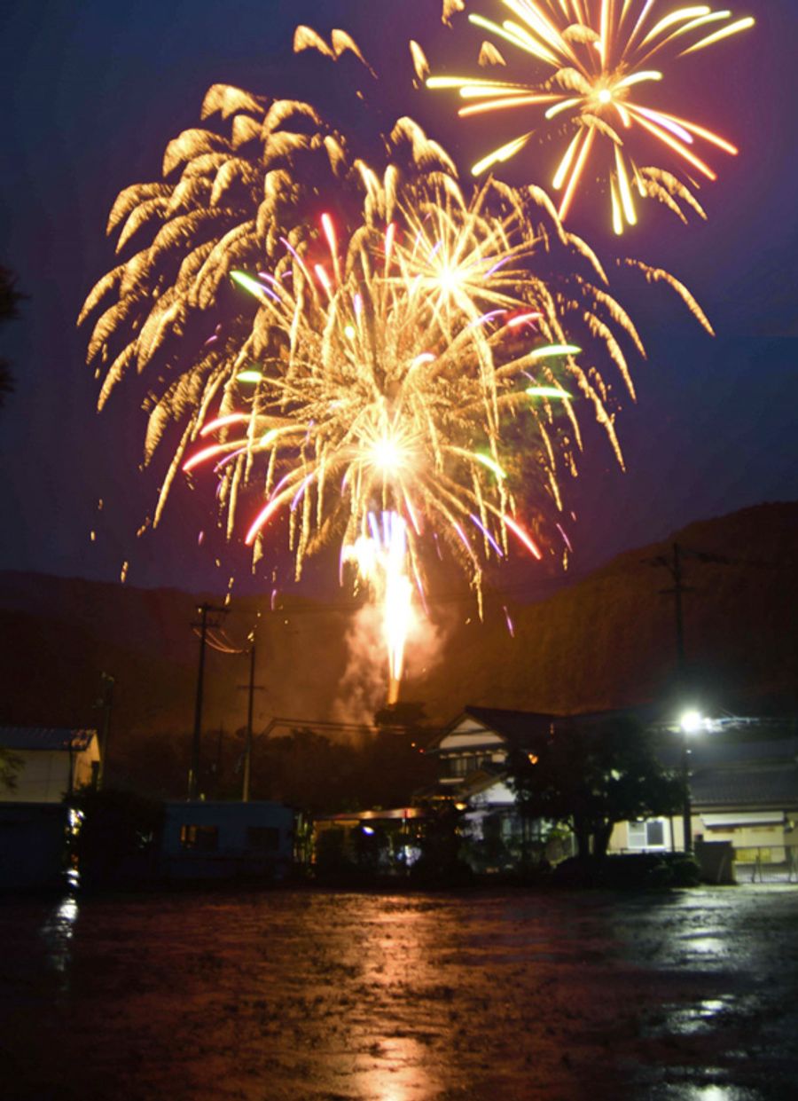 雨の夜を彩った花火（香美市土佐山田町本村）