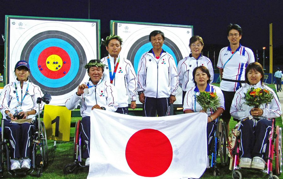 アテネ大会アーチェリー団体で銀メダルに輝いた佐古田伸治さん=左から2人目(佐古田さん提供)