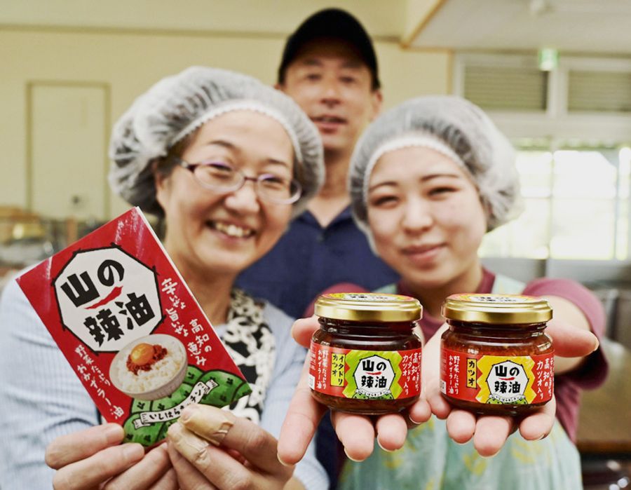 「山の辣油」をＰＲする「いしはらキッチン」のメンバー（土佐町西石原）