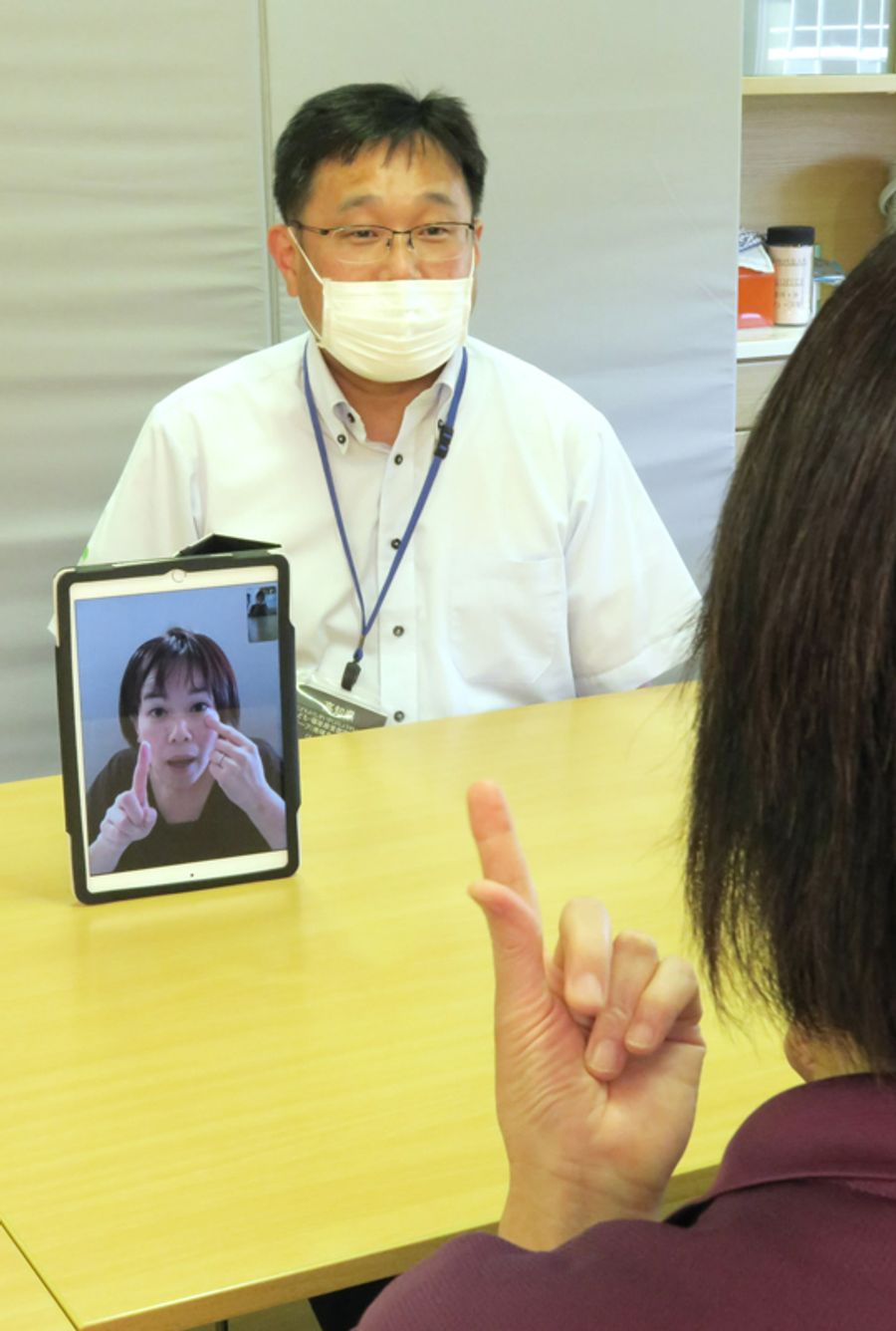 スマホで 遠隔手話通訳 高知県内で活用拡大へ コロナ診察で昨秋導入 災害時や相談事にも有用 高知新聞