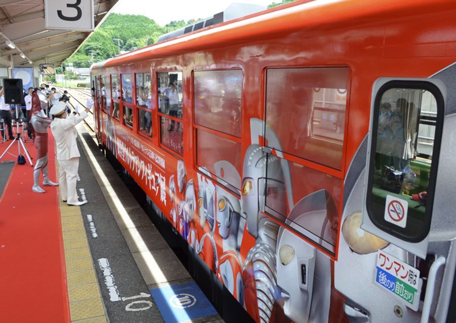 ＪＲ予土線で運行する列車「ウルトラトレイン号」の出発式（四万十町の窪川駅）