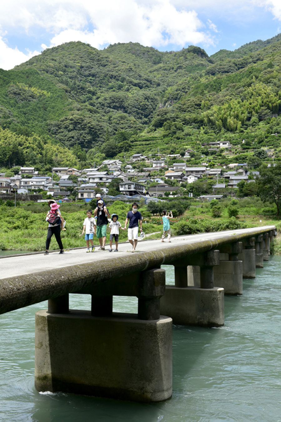 のんびりと映画の舞台を楽しむ家族連れら(越知町の浅尾沈下橋)