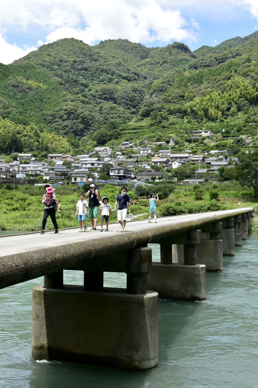 のんびりと映画の舞台を楽しむ家族連れら（越知町の浅尾沈下橋）