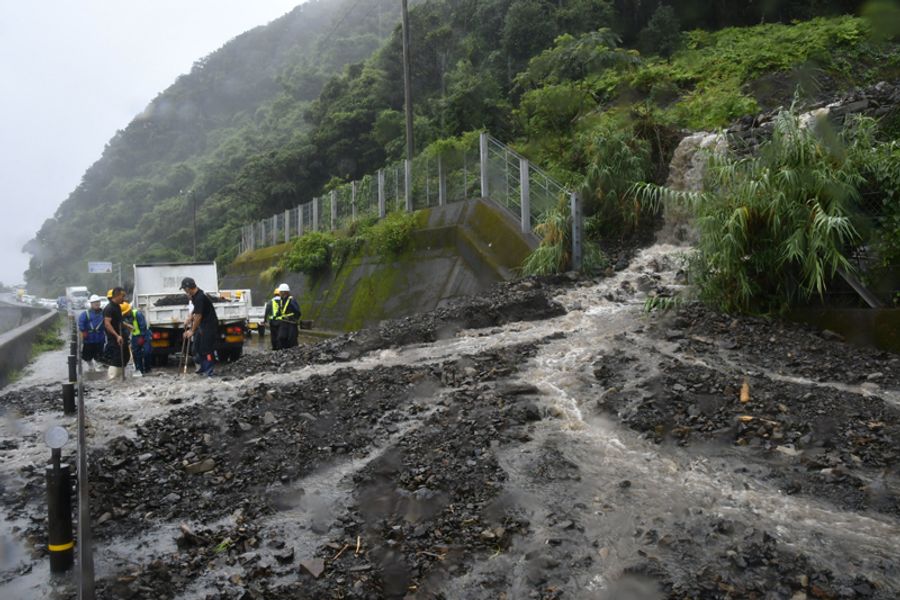 大雨で土砂が流出し通行止めになった国道５５号（８日午後０時半ごろ、東洋町野根甲）