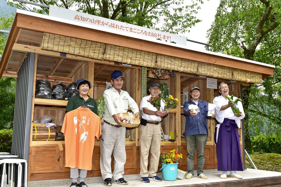 地域住民が育てた野菜などが並ぶ良心市（仁淀川町別枝）