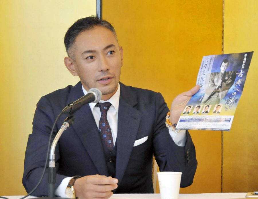 コロナ禍で宙乗りなどができず、「自分としても挑戦、実験といった形での公演になる」と話す市川海老蔵(8月、東京都内)