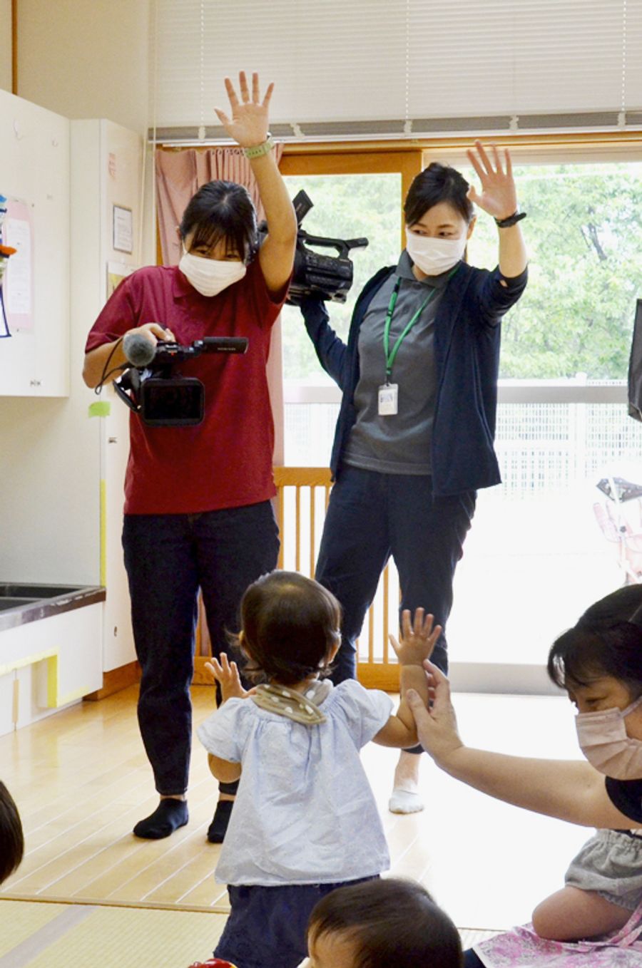 元気いっぱいの保育園児を取材するIWKTVのスタッフ(黒潮町入野の大方中央保育所)