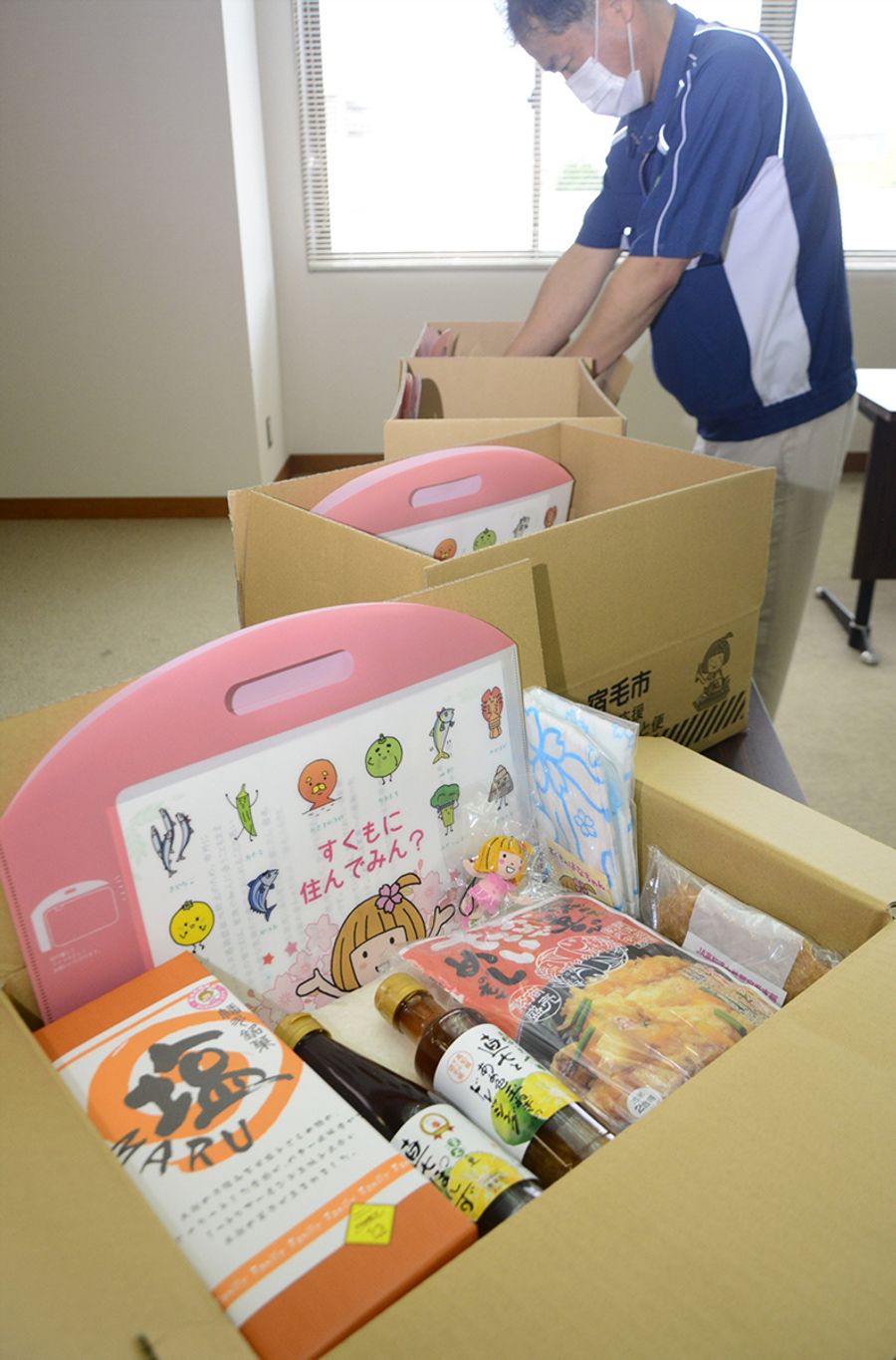 宿毛市出身の学生に送られる食料品など(宿毛市南沖須賀のJA高知県宿毛支所)