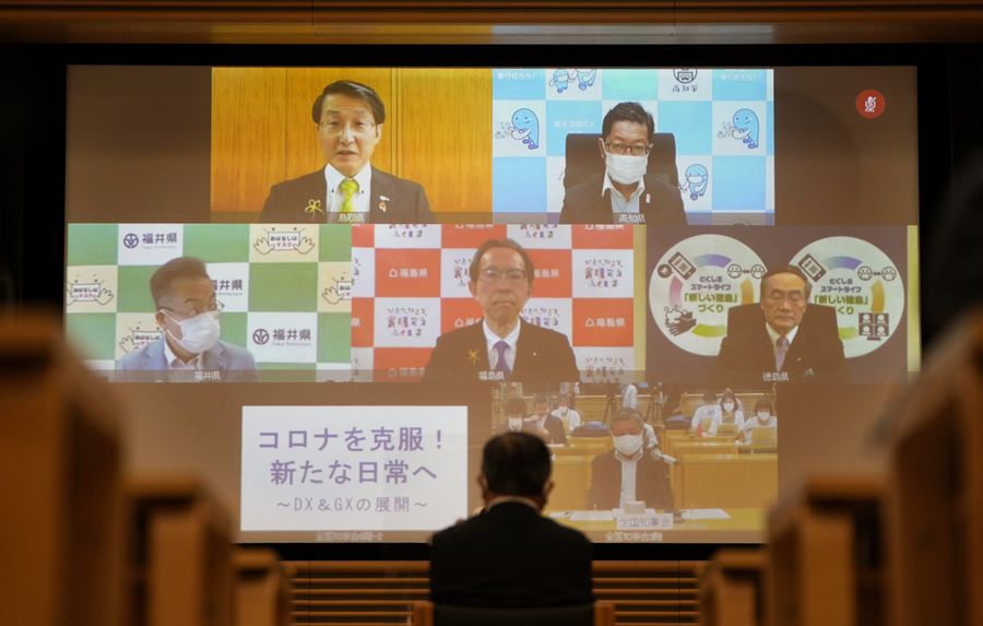 オンラインで開かれた全国知事会の新型コロナウイルス対策本部会合。画面左上は会長の平井伸治鳥取県知事、右上が浜田省司高知県知事（１１日午前、東京都千代田区）