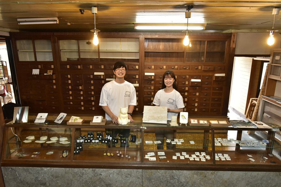 旧大川薬舗で和紙作品の店を営む斉藤与志彰さん、竹山美紀さん夫妻（写真はいずれも越知町越知甲）