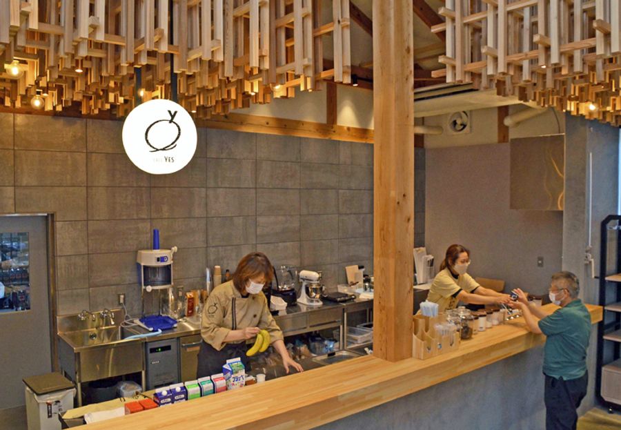 新装オープンする「天然色市場」のコーヒースタンド。若い世代が気軽に来られるようにと設けられた（香南市）