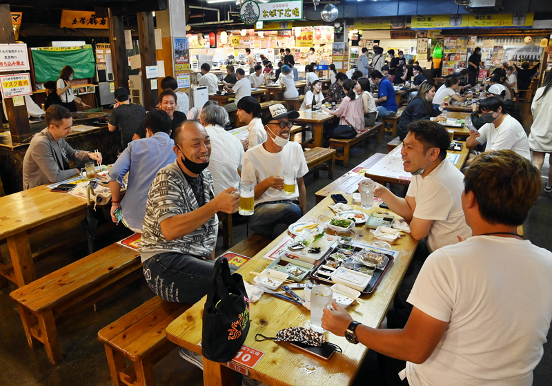 高知市 ひろめ市場 にぎわい戻る まん延防止 明け 観光客の姿も 高知新聞