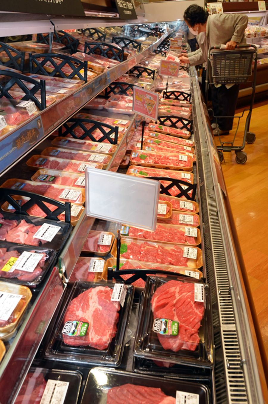 米国産の牛肉が並ぶ量販店。ミートショックで仕入れ値が高騰している(高知市内)