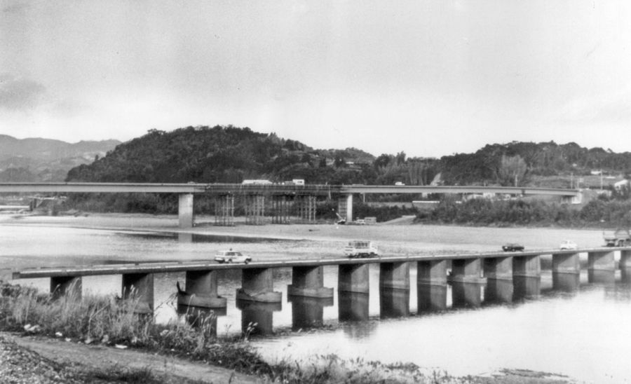 今はない八田沈下橋＝手前＝と、新設された八天大橋