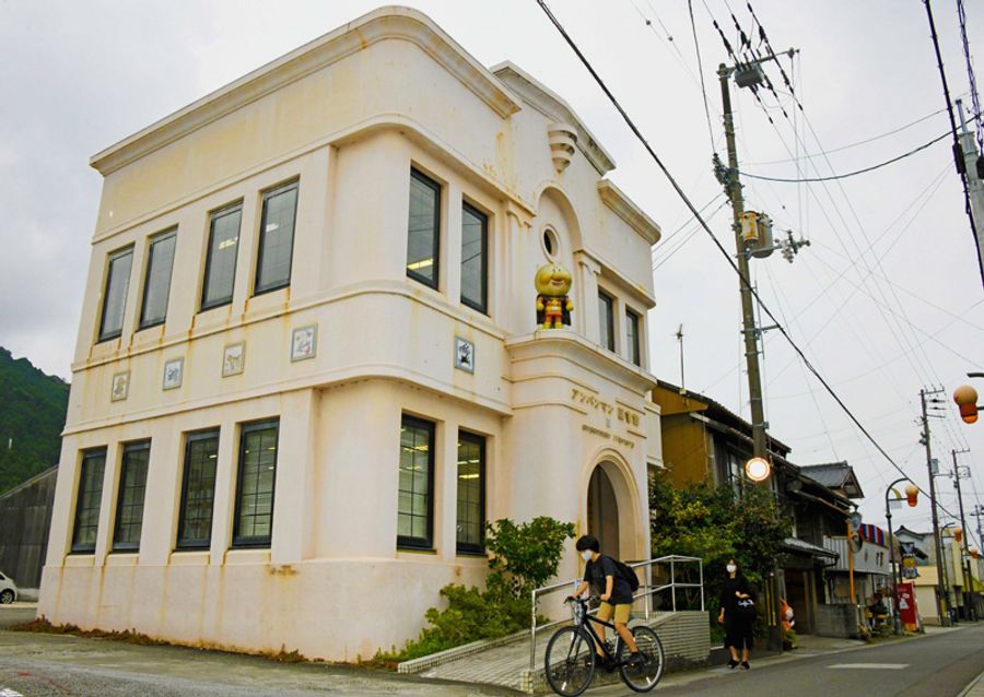 今月いっぱいで休館する香美市立図書館香北分館。昭和の名残と異国情緒あふれるたたずまいで親しまれた(写真はいずれも香美市香北町美良布)