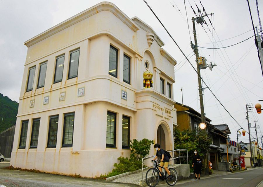 今月いっぱいで休館する香美市立図書館香北分館。昭和の名残と異国情緒あふれるたたずまいで親しまれた（写真はいずれも香美市香北町美良布）