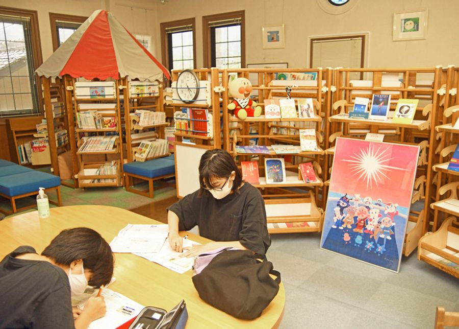 やなせたかしさんらが寄贈した絵本などが並ぶ2階の「アンパンマン図書館」